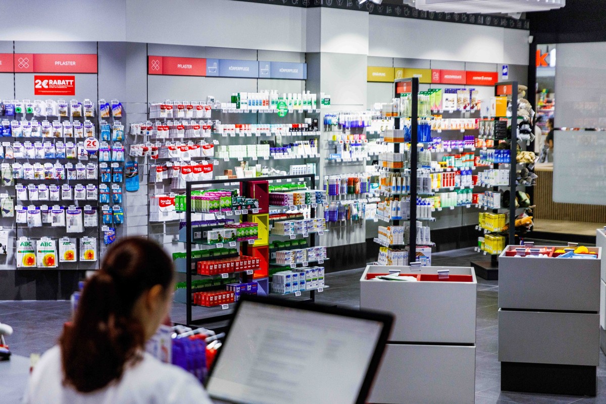 29.09.2025, Berlin: Eine Apothekerin steht am Monitor in der Kaufpark Apotheke in Ahrensfelde vor Regalen mit Medikamenten und Apothekenprodukten. Ab dem 1. Oktober 2025 wird die Nutzung der elektroni ...