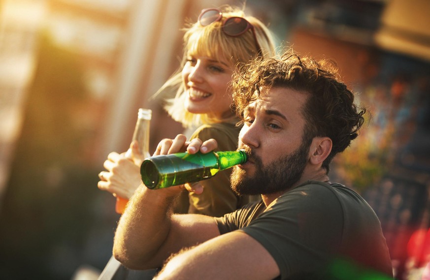 Viele Menschen trinken gerne mit ihren Freunden zusammen Alkohol. Doch welchen? Denn beim Alkoholkonsum kommt es auf die Reihenfolge der Getränke an.