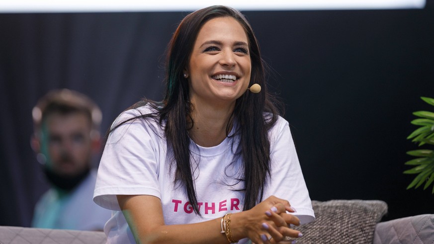 Amira Pocher mit dem Programm Die Pochers hier live im Kulturgarten in der Bonner Rheinaue. Das Bonn Live Kulturgarten Open Air Festival 2020 ist Europas erstes Open Air Festival unter Corona-Auflagen ...