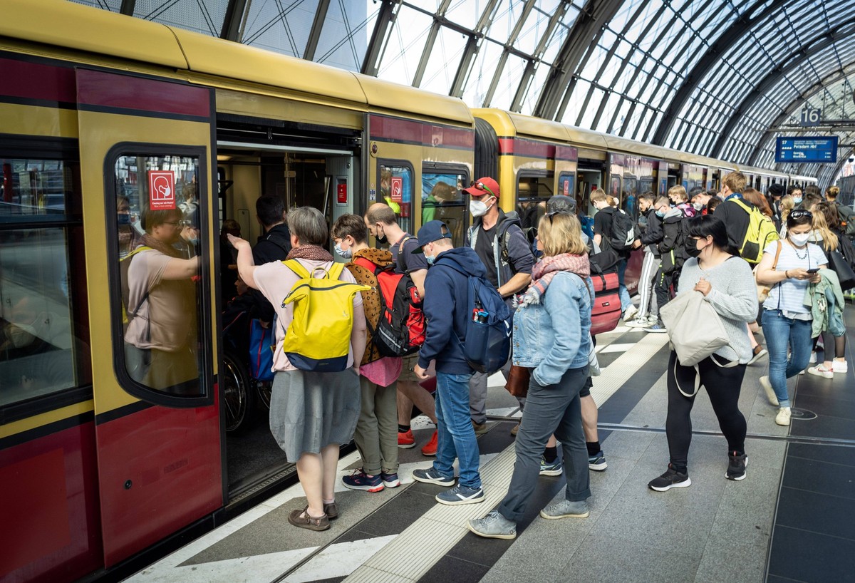 01.06.2022,Berlin,Deutschland,GER,Hauptbahnhof,ab heute ist das 9-Euro-Ticket g�ltig.S-Bahn Zug. *** 01 06 2022,Berlin,Germany,GER,Hauptbahnhof,from today the 9 Euro ticket is valid S Bahn train