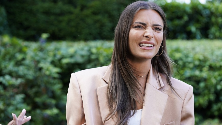 Sophia Thomala si rende ridicola davanti alla telecamera