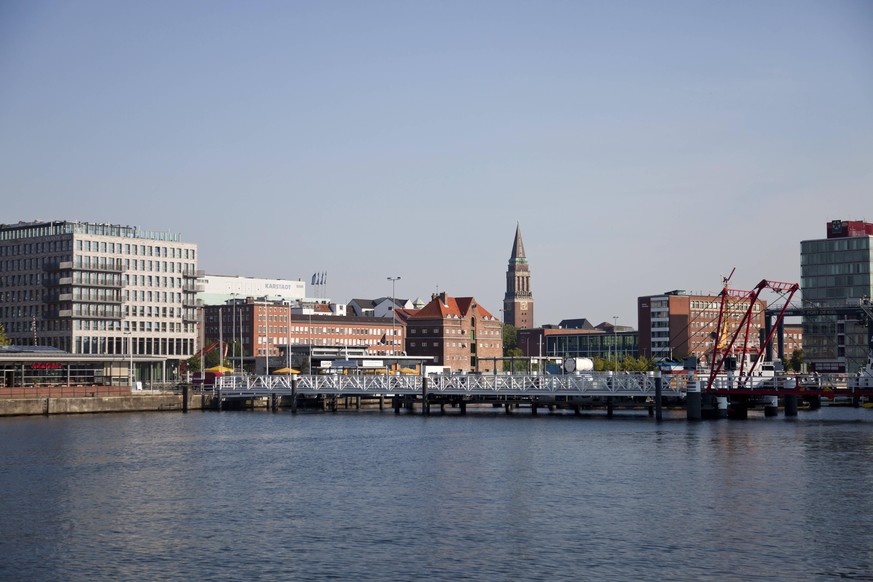 Kiel Stadtansicht mit Kieler Förde, Hörnbrücke und dem Rathausturm in Kiel, Schleswig-Holstein, Deutschland Cityscape with Kiel Fjord, Hörnbrücke and Town Hall Tower, Kiel, Schleswig-Holstein, Germany ...