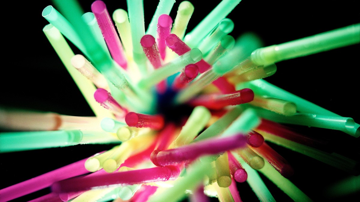 farbiger Trinkhalm, farbige Trinkhalme, Halm, Halme, Einwegstrohhalme, Einweghalme, Plastiktrinkhalme, Plastik-Strohhalme, Kunststoff-Trinkhalme, Getränk, Getränke, trinken, bunt, färbig, färbige, Far ...