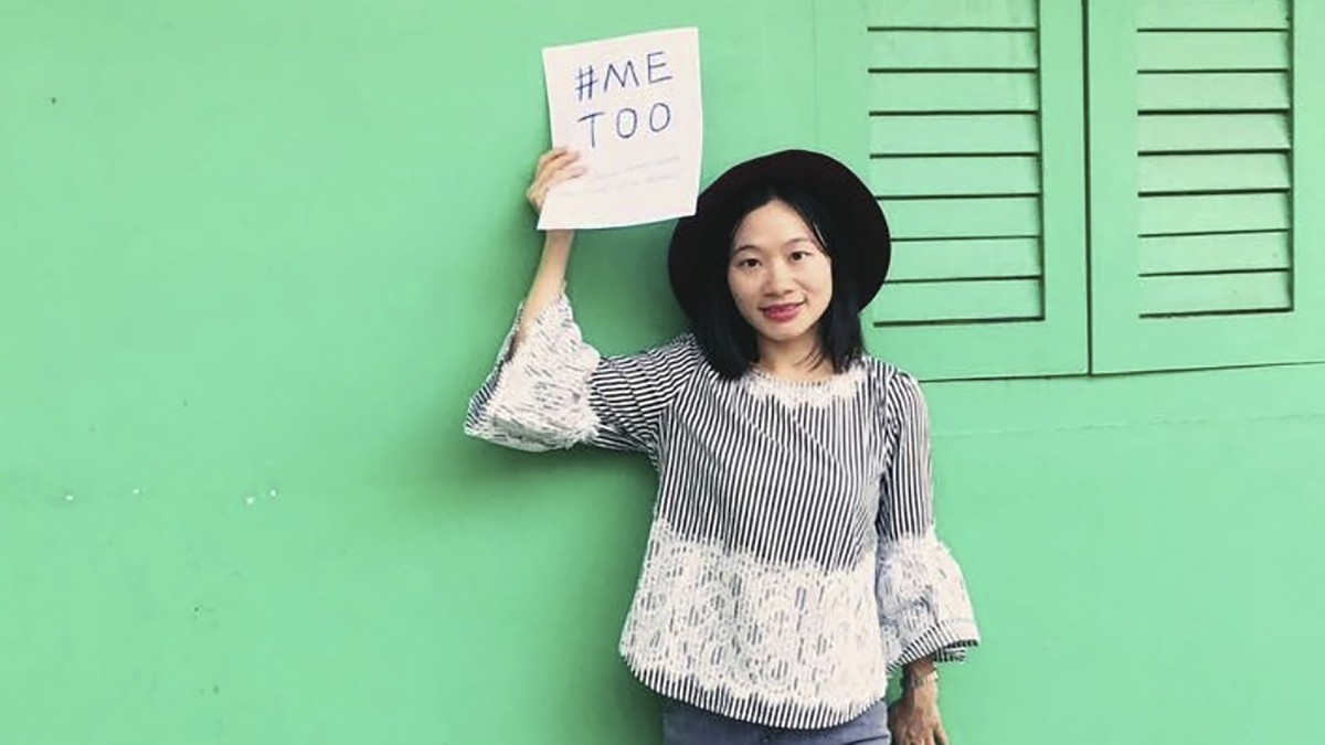 ARCHIV - 18.09.2023, Singapur: Auf diesem von #FreeXueBing veröffentlichten Foto hält die chinesische Journalistin Huang Xueqin ein #METOO-Schild. Die Frau ist in China nach Angaben von Aktivisten zu  ...