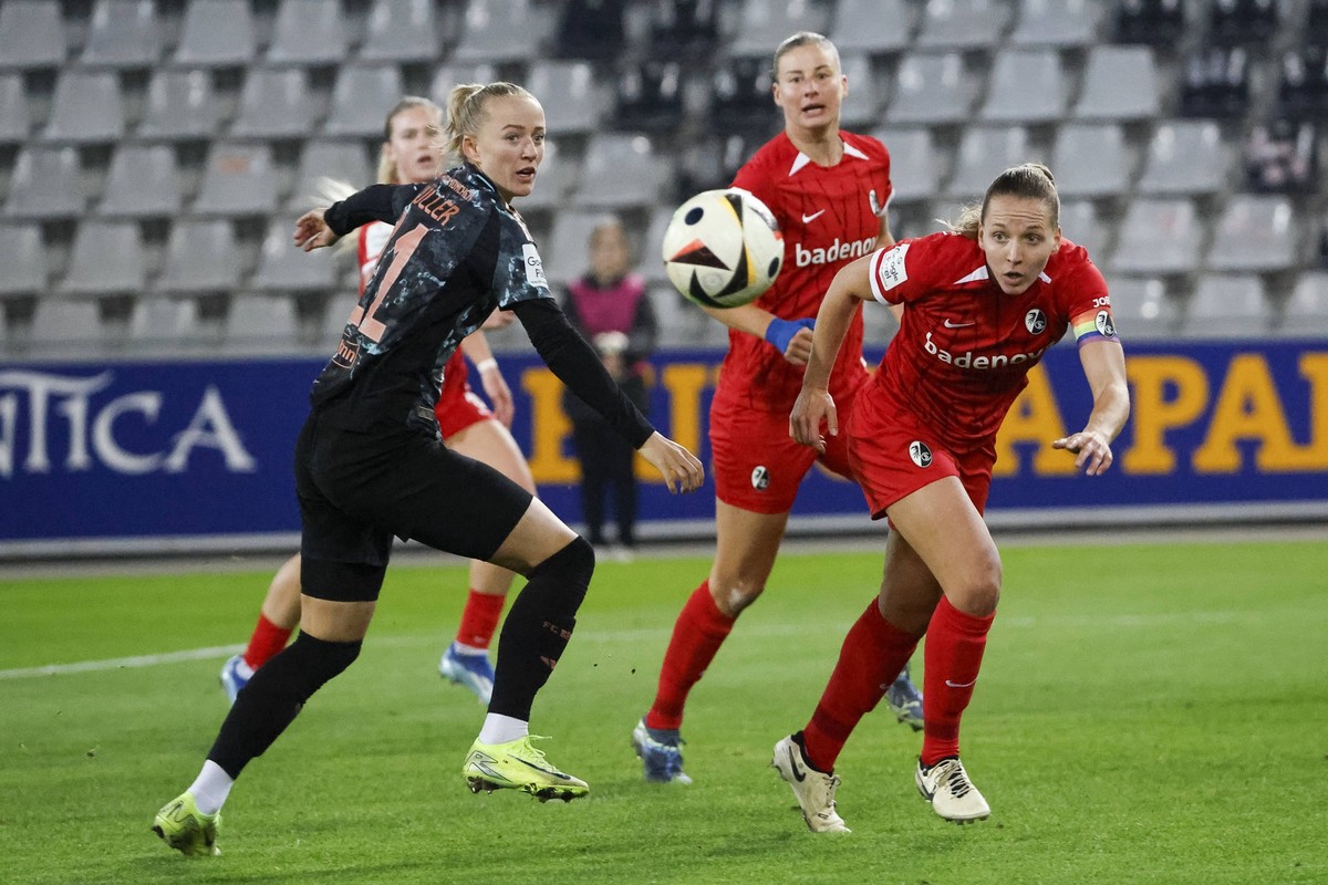 Lea Schueller FC Bayern M�nchen, 11 und Lisa Karl SC Freiburg, 02 im Kampf um den Ball , Fussball, GooglePixel Frauen-Bundesliga, 9.Spieltag, 2024/2025, SC Freiburg vs. Bayern M�nchen, 08.11.2024, Dre ...