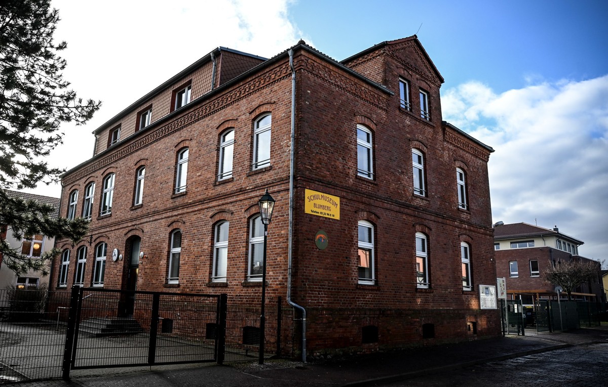 24.01.2024, Brandenburg, Ahrensfelde-Blumberg: Aussenaufnahme der Grund- und Oberschule Blumberg. Nachdem neun Sch�ler Vergiftungsanzeichen gezeigt hatten, wurde ein Gro�einsatz der Rettungskr�fte aus ...