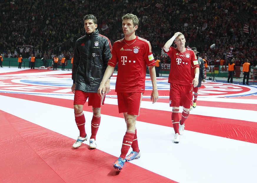 MUELLER Thomas mit SCHWEINSTEIGER Bastian GOMEZ mario FC Bayern Muenchen DFB Pokal Finale 2012 Borussia Dortmund-FC Bayern Muenchen 5 : 2 am 12.Mai 2012 im Olympiastadion in Berlin PUBLICATIONxINxGERx ...