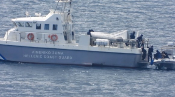 Auf dem Bild ist zu sehen, wie die Geflüchteten an Bord der Küstenwache kommen.