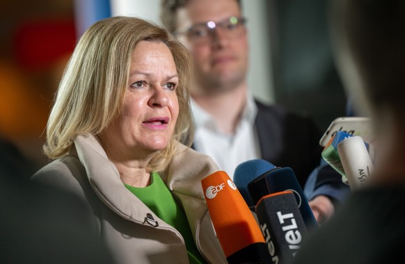 22.04.2023, Brandenburg, Potsdam: Nancy Faeser (SPD), Bundesinnenministerin, spricht vor Beginn der Tarifverhandlungen f