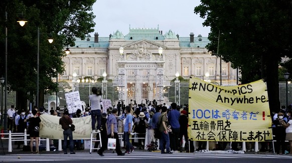 18.07.2021, Japan, Tokio: Menschen versammeln sich vor dem Staatlichen G�stehaus, um gegen die Olympischen Spiele in Tokio und gegen eine Willkommensparty f�r den Pr�sidenten des Internationalen Olymp ...