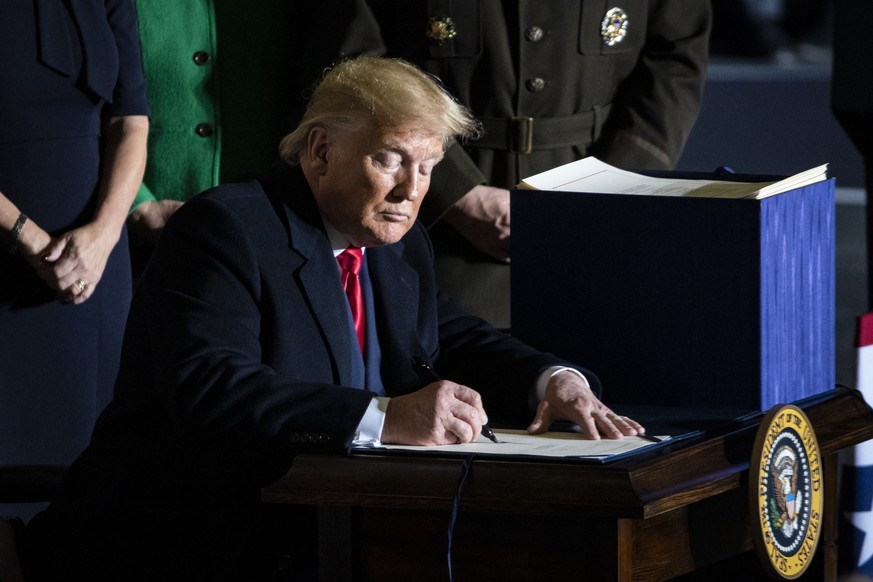 US-Präsident Donald Trump unterzeichnet den Verteidigungshaushalt.