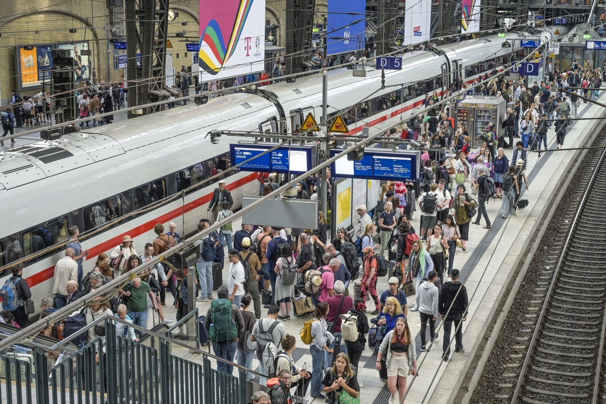 Zug, ICE, Passagiere, Bahnsteig, Bahnhofshalle, Hauptbahnhof, Hamburg, Deutschland