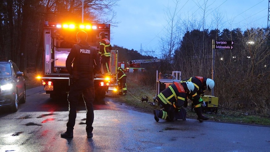 05.03.2023, Niedersachsen, Bramsche: Die Polizei sperrt den Bereich um das Schützenhaus weiträumig ab. In Bramsche bei Osnabrück hat es in der Nacht zum Sonntag eine Gewalttat gegeben. «Es gab ein Töt ...