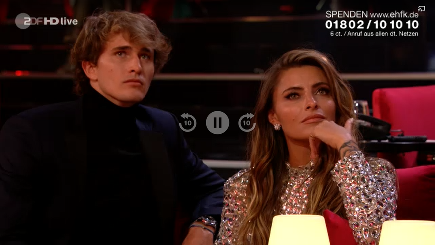 Alexander Zverev und Sophia Thomalla sammeln am Telefon Spenden bei der "Ein Herz für Kinder"-Gala.