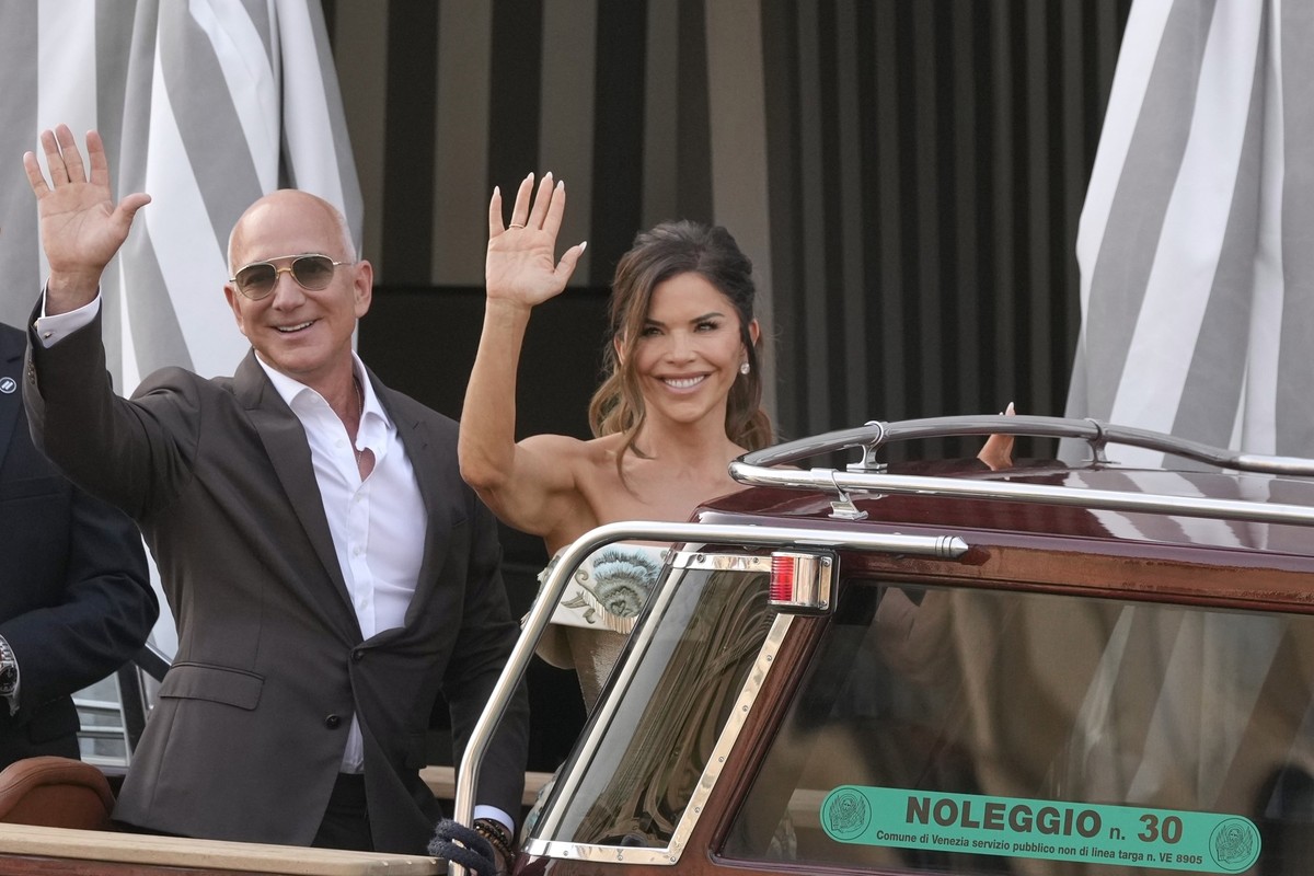 Jeff Bezos, left, and Lauren Sanchez leave a hotel for their pre wedding reception, in Venice, Italy, Thursday, June 26, 2025. (AP Photo/Luca Bruno)