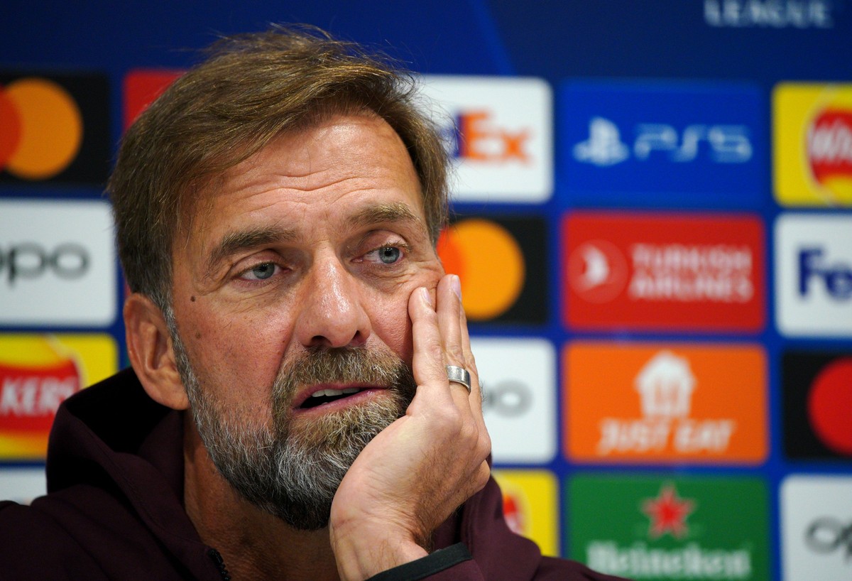 03.10.2022, Gro�britannien, Liverpool: J�rgen Klopp, Trainer vom FC Liverpool, h�lt sich den Kopf bei einer Pressekonferenz am Tag vor dem Champions-League-Spiel der Gruppe A zwischen dem FC Liverpool ...