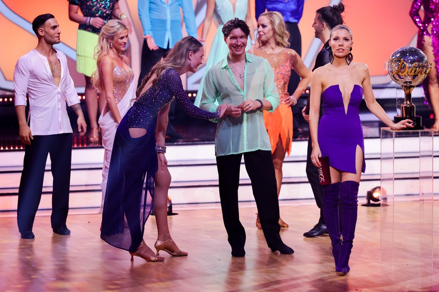 Victoria Swarovski (ganz rechts) moderiert die diesjährige "Let's Dance"-Staffel, die von etlichen Coronafällen überschattet wird.