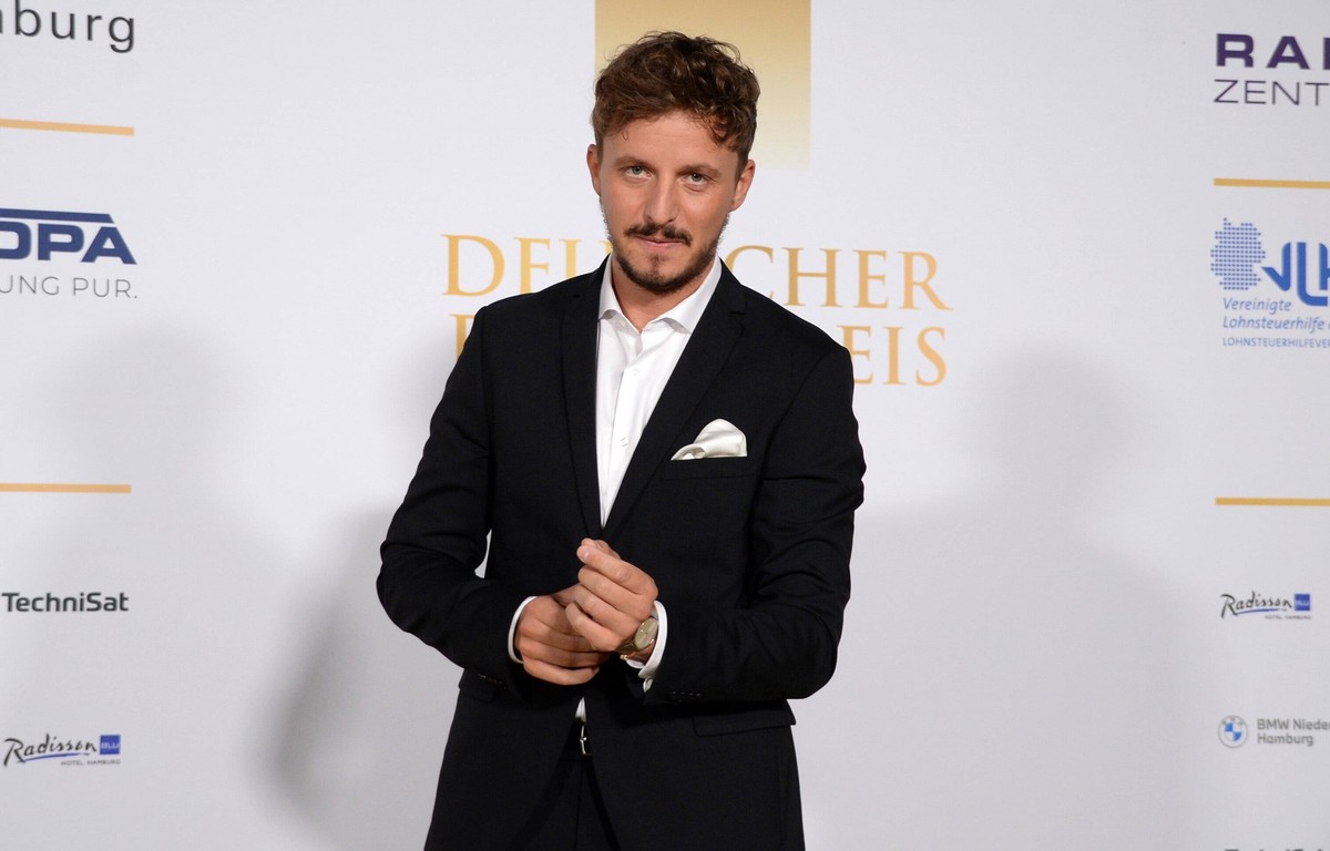 Hamburg der 02.09.2021 - Tommi Schmitt bei der Verleihung Deutscher Radiopreis 2021 in Hamburg auf dem goldenen Teppich. Die feierliche Gala fand unter Coronabedingungen im Schuppen 52 im Hamburger Ha ...