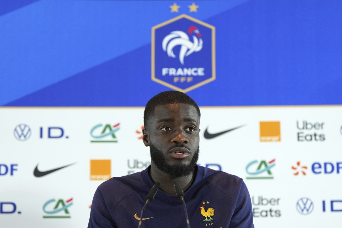12.06.2024, Nordrhein-Westfalen, Paderborn: Dayot Upamecano, Spieler der Französischen Nationalmannschaft, spricht während einer Trainingseinheit. Frankreich spielt am 17. Juni in der Gruppe D bei der ...