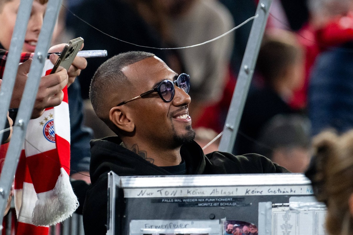 Jerome Boateng ehemaliger Fu�ballspieler macht Selfies mit Fans, GER, FC Bayern Muenchen FCB vs SV Werder Bremen, Fussball Bundesliga, 5. Spieltag, Saison 2025/2026, 26.09.2025 DFB/DFL regulations pro ...