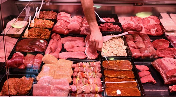 ARCHIV - 02.01.2023, ---: Blick in eine Fleischtheke in einer Metzgerei. Die verpflichtende Kennzeichnung �ber die Herkunft wird ab dem 11. Februar 2024 auf unverpacktes Fleisch von Schweinen, Schafen ...