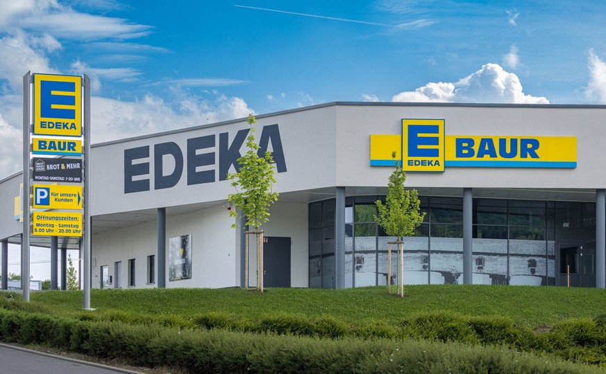 Die Supermarkt-Kette Edeka hat Streit mit Coca-Cola.