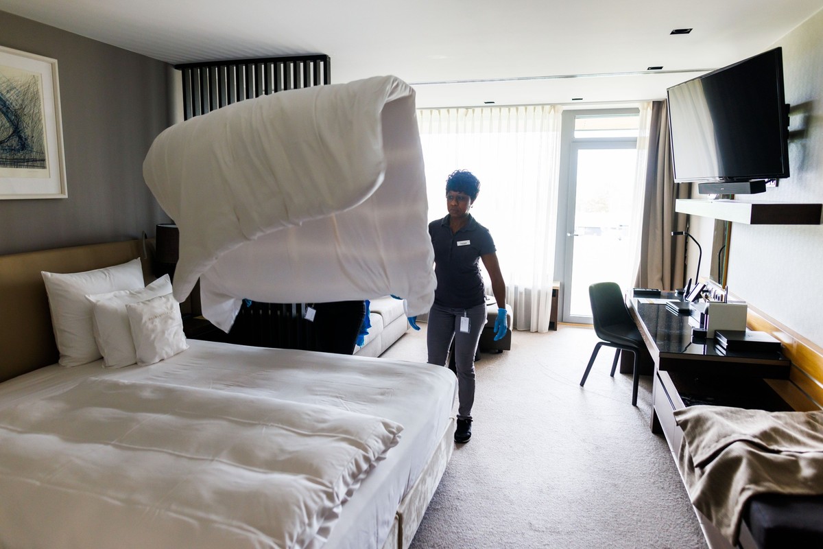 ARCHIV - 08.06.2022, Baden-Württemberg, Donaueschingen: Eine Frau reinigt ein Hotelzimmer. Die Zahl der Übernachtungen in Beherbergungsbetrieben in Baden-Württemberg ist auf einem Rekordhoch. Mit 44,6 ...