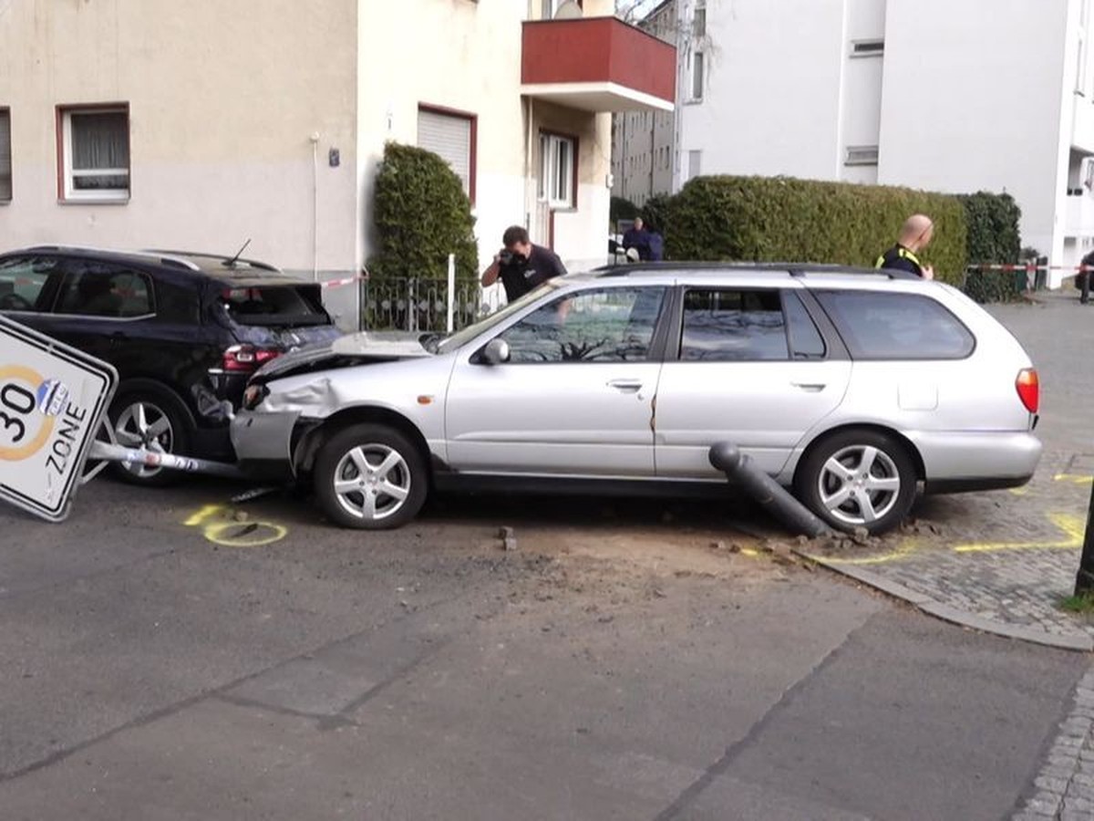 15.03.2024, Berlin: Blick auf die Unfallstelle. Zwei Menschen sind bei dem Unfall in Berlin-Charlottenburg nach Angaben der Feuerwehr lebensgef