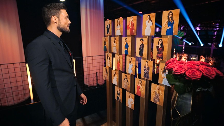 Niko Griesert ist der neue RTL-Bachelor. Hier wägt er ab, welche Kandidatinnen von ihm eine Rose bekommen.