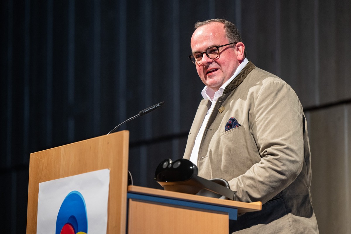 28.07.2023, Bayern, München: Wiesnchef Clemens Baumgärtner spricht auf einer Pressekonferenz zu den Neuerungen auf dem Münchner Oktoberfest. Foto: Lennart Preiss/dpa +++ dpa-Bildfunk +++
