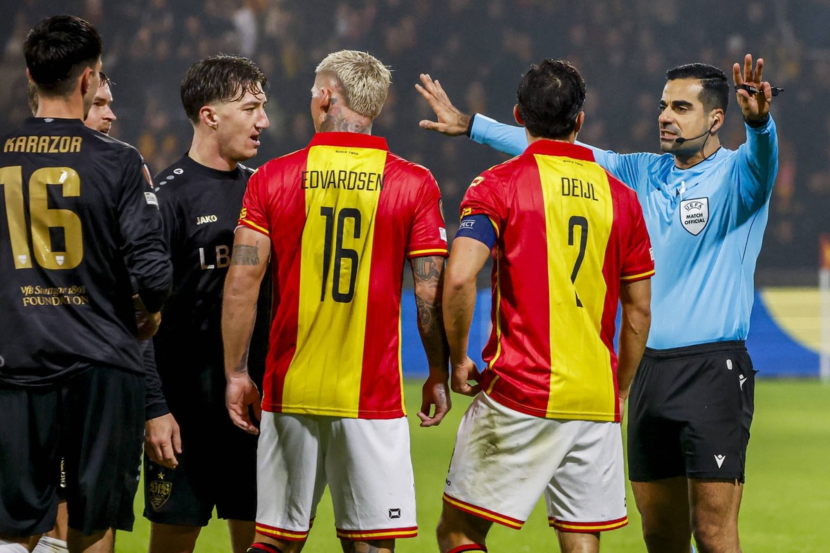 Victor Edvardsen of Go Ahead Eagles aAngelo Stiller of VfB Stuttgart in discussion Go Ahead Eagles v VfB Stuttgart, UEFA Europa League 2025/26 League Phase MD5, Go Ahead Eagles v VfB Stuttgart, Stadio ...
