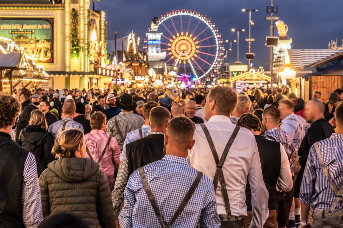 Viele Wiesnbesucher bummeln am Freitagabend