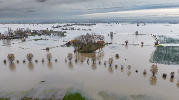 16.11.2023, Belgien, Diksmuide: Diese Drohnenaufnahme zeigt die Überschwemmung nach tagelangen starken Regenfällen in der Provinz Westflandern. Der Fluss Yser (Ijzer) hat an mehreren Stellen in der Re ...