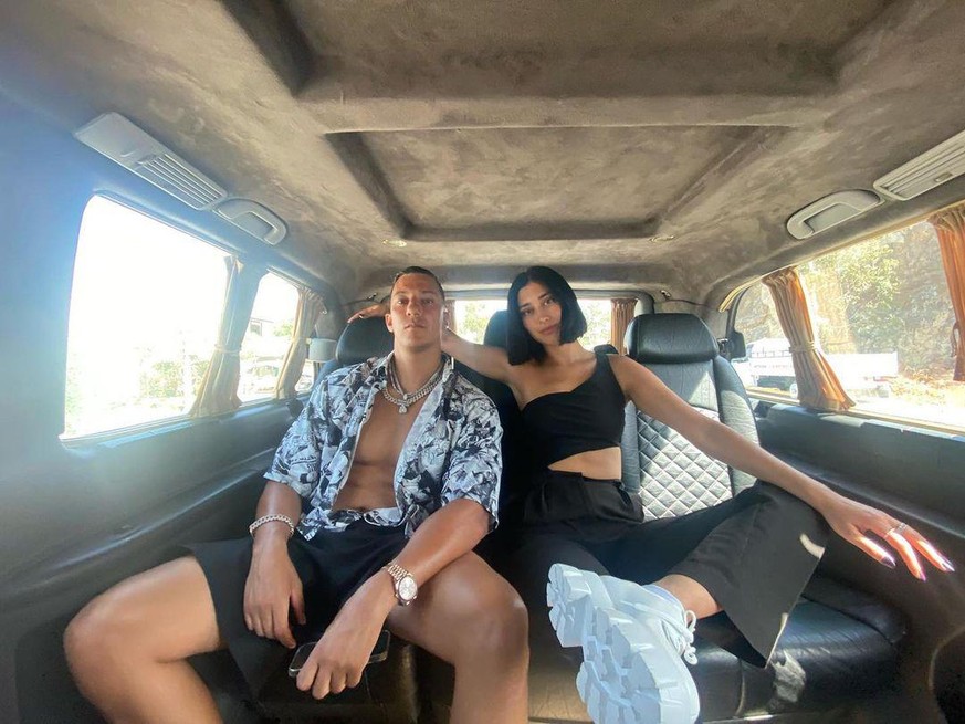 Farid Bang und Elif posieren zusammen im Türkeiurlaub. 