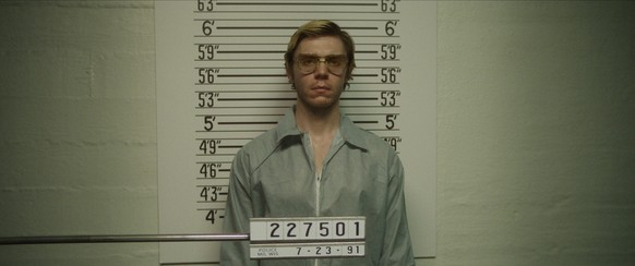 HANDOUT - 30.08.2022, ---, --: Evan Peters als Jeffrey Dahmer in einer Szene aus