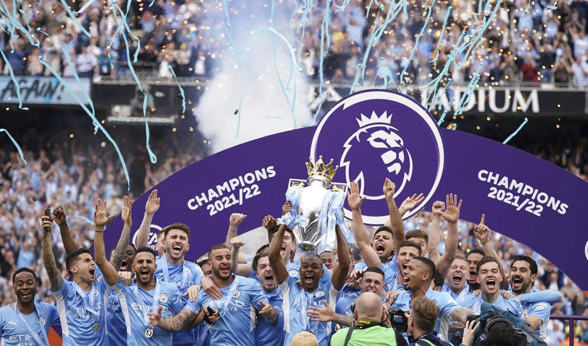 Manchester City&#039;s Fernandinho, center, lifts the Premier League trophy as he celebrates with teammates after they won the English Premier League following a 3-2 victory over Aston Villa at The Et ...