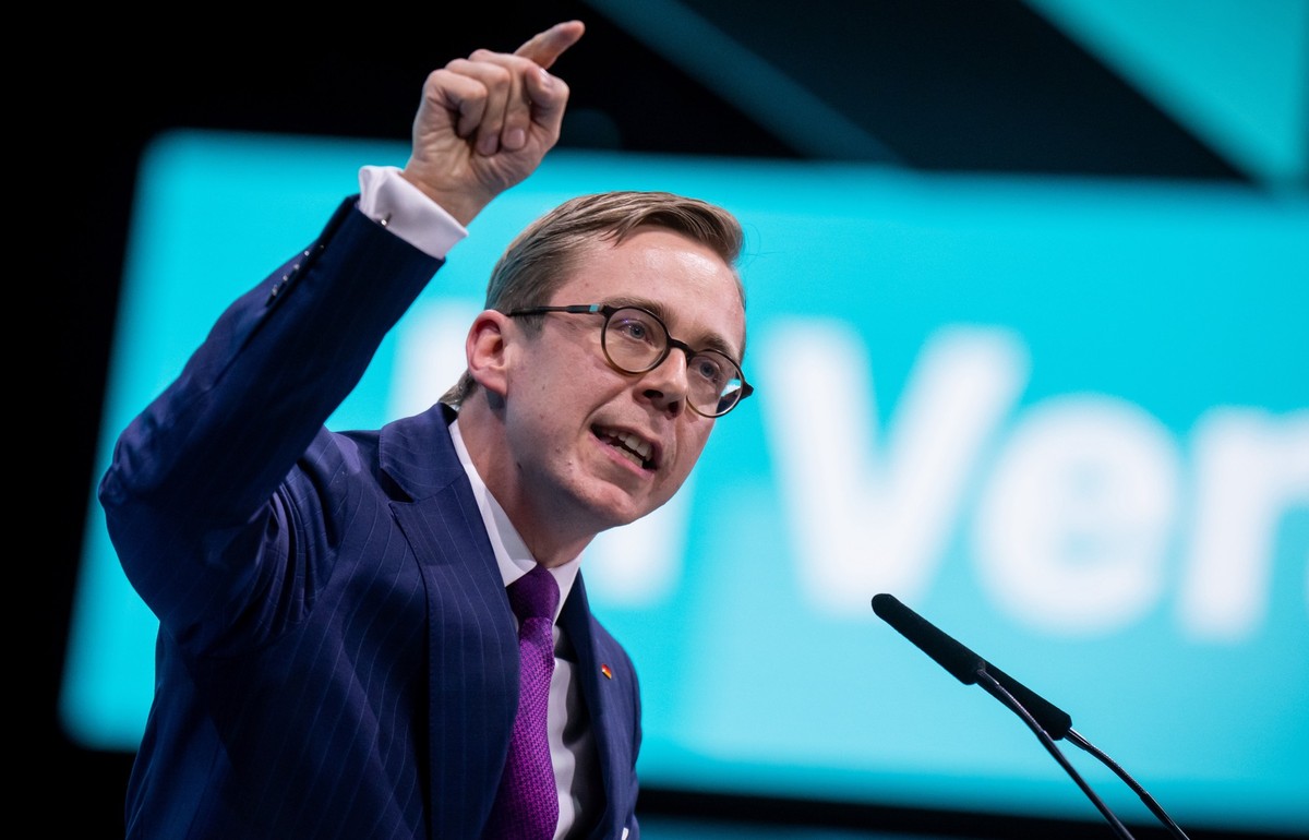 ARCHIV - 06.05.2024, Berlin: Philipp Amthor spricht auf einem CDU-Bundesparteitag. Der Unionspolitiker aus Vorpommern plädiert für Neuwahlen bereits im Januar. (zu dpa: «Amthor für rasche Neuwahlen na ...