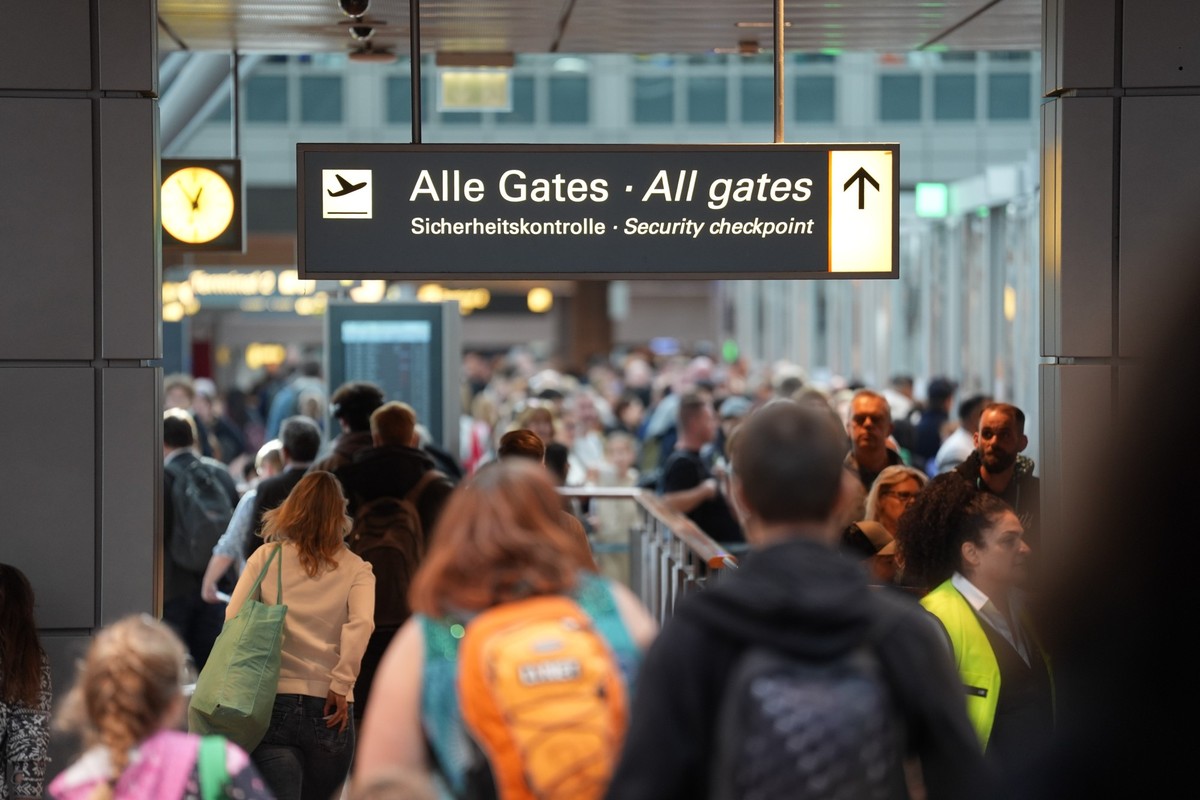 18.10.2024, Hamburg: Flugpassagiere gehen zur Sicherheitskontrolle im Hamburg Airport. Der Flughafen Hamburg erwartet zu Beginn der Herbstferien im Norden einen Rekord-Andrang in den Abflughallen. Fot ...