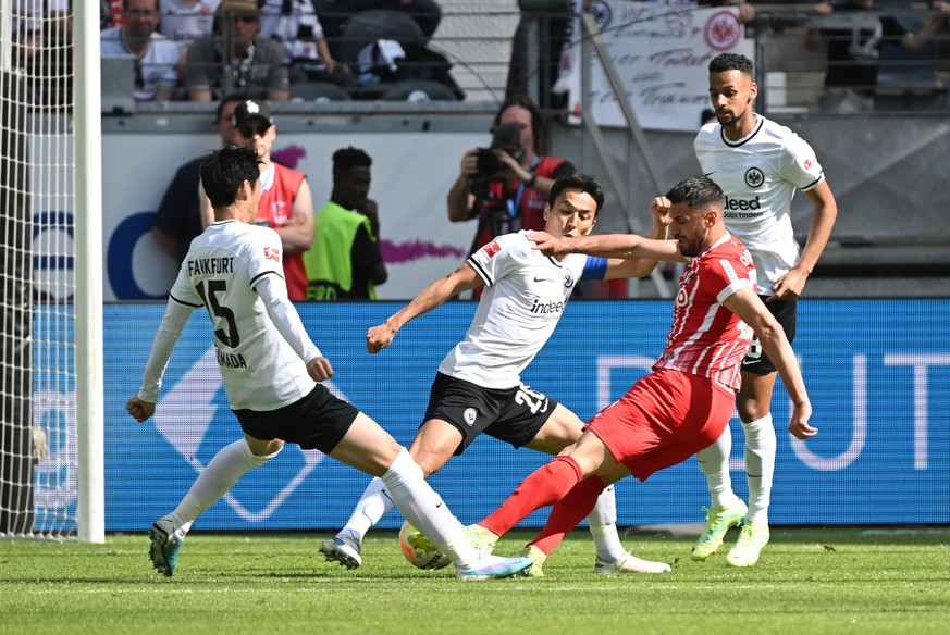 27.05.2023, xjhx, Fussball 1.Bundesliga, Eintracht Frankfurt - SC Freiburg emspor, v.l. Daichi Kamada of Eintracht Frankfurt, Makoto Hasebe of Eintracht Frankfurt, Vincenzo Grifo SC Freiburg, Djibril  ...