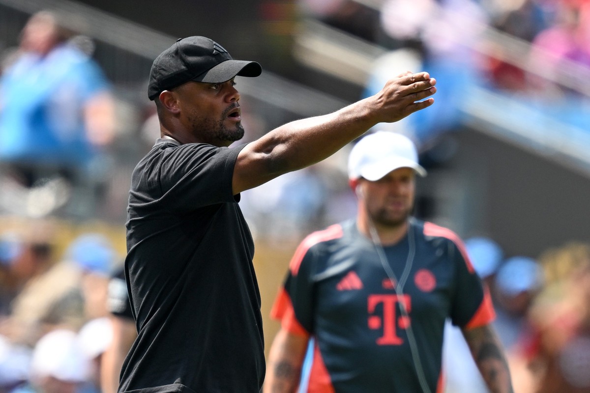 24.06.2025, USA, Charlotte: Fu�ball: Club-WM, Benfica Lissabon - Bayern M�nchen, Vorrunde, Gruppe C, 3. Spieltag, Bank of America Stadium, Bayerns Trainer Vincent Kompany gibt Anweisungen. Foto: Sven ...