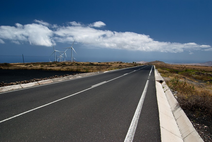 &quot;Strasse auf Lanzarote mit WindrAdern im Hintergrund. Gutes Wetter, freie Fahrt.&quot;