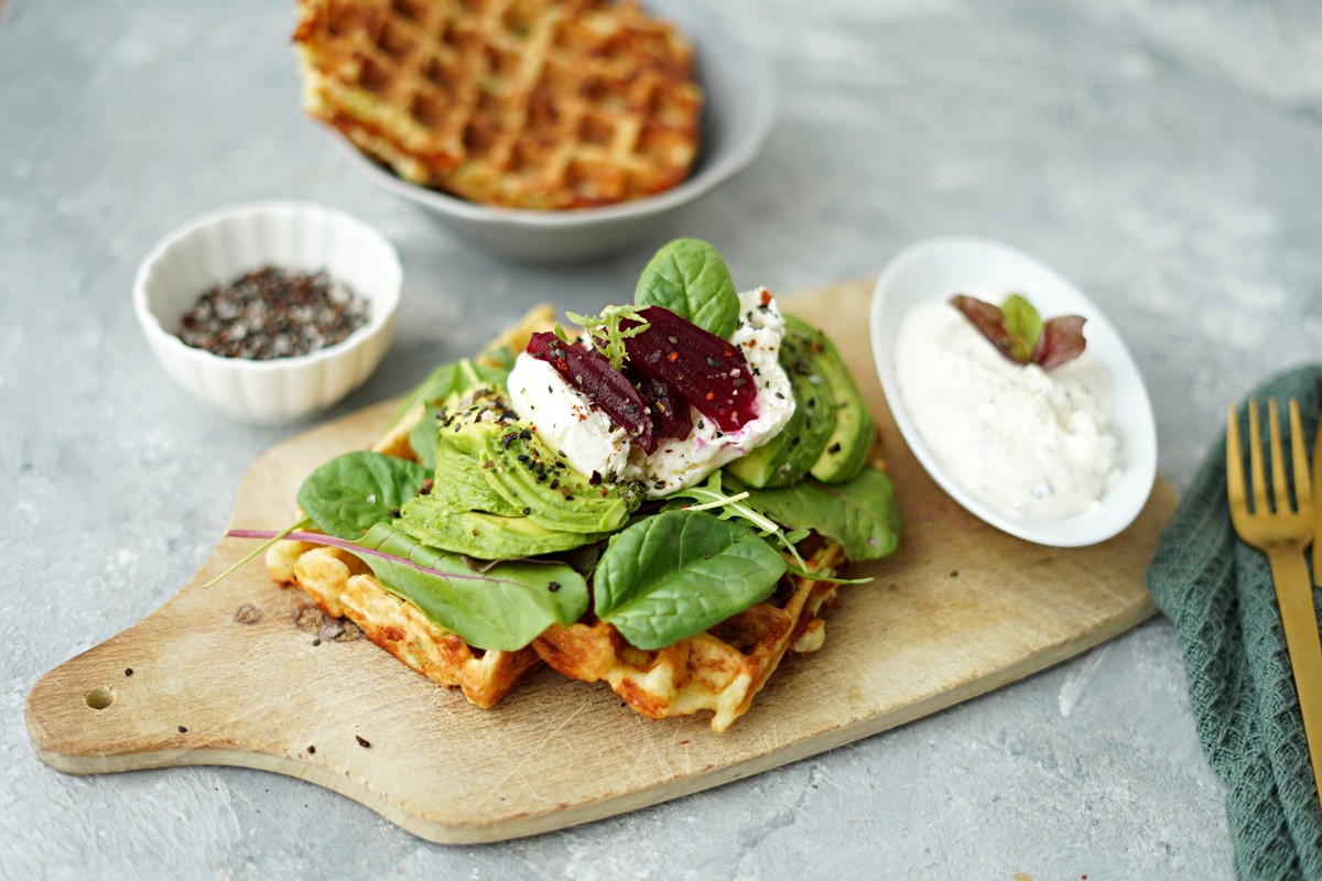 ILLUSTRATION - Der Kartoffelteig wird im Waffeleisen ausgebacken und mit einem herzhaftem Belag aus Salatbl�ttern, Avocado, Mozzarella und Rote Bete getoppt. Foto: Mareike Pucka/biskuitwerkstatt.de/dp ...