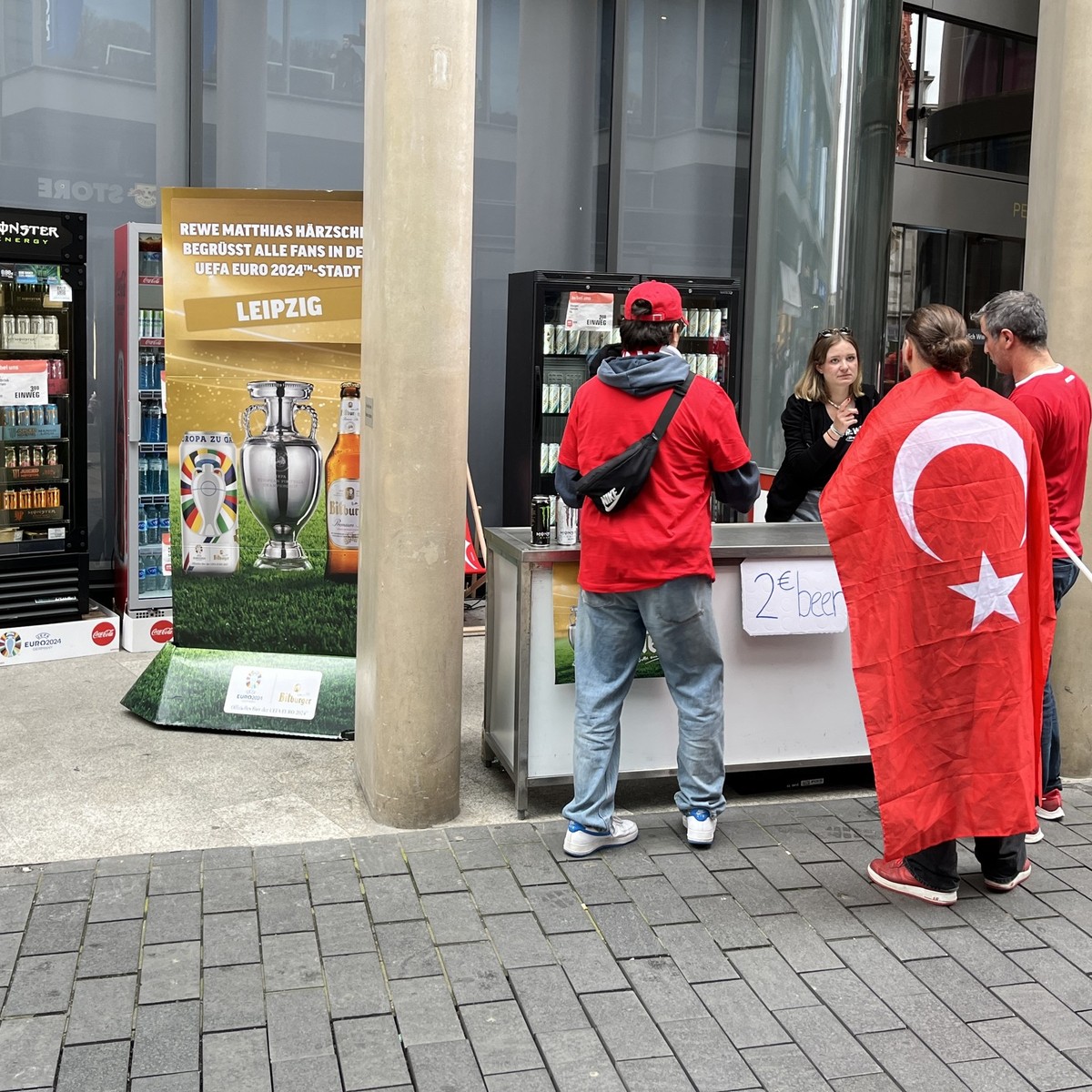 Mitten in Leipzig stellt der Rewe einfach ein paar Kühlschränke nach draußen.