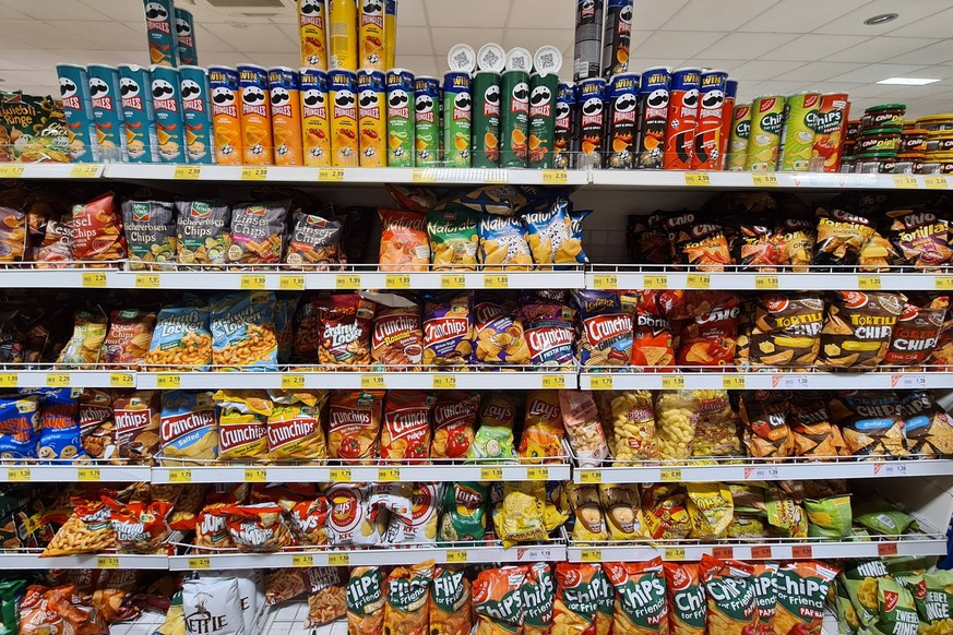 Herschbach Themenfoto: Nahrung, Lebensmittel, Versorgung, Supermarkt, Edeka, 25.01.2023 Edeka-Regal mit Chips, Snacks und Knabbersachen, Themenfoto: Nahrung, Lebensmittel, Versorgung, Supermarkt, Edek ...