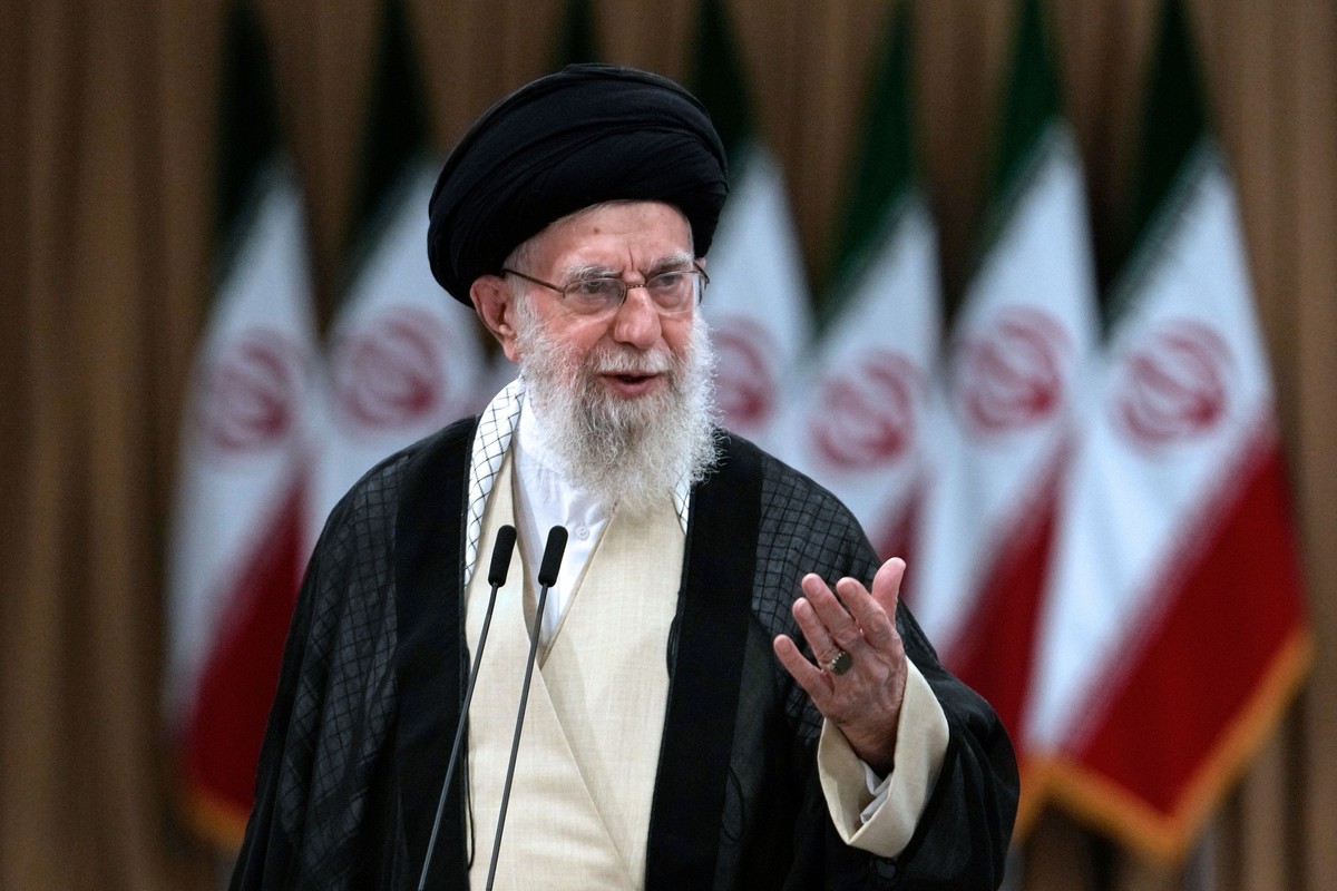 ARCHIV - 05.07.2024, Iran, Teheran: Irans Religionsführer Ajatollah Ali Chamenei spricht bei der Stimmabgabe für die Präsidentschaftsstichwahl. (zu dpa: «Irans Staatsoberhaupt Chamenei droht Israel mi ...