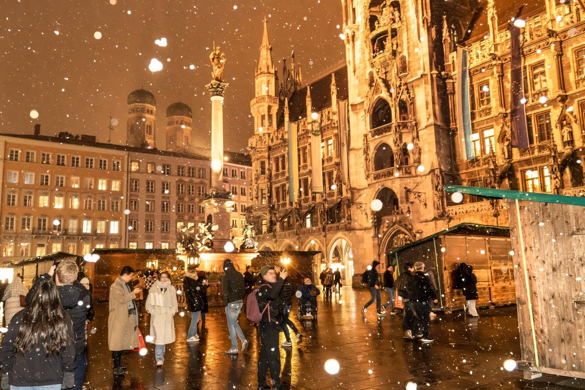 Der erste Schnee, Schneefall am Marienplatz abends kurz vor 18 Uhr, München, November 2024 Deutschland, München, 13. November 2024, der erste Schnee der Saison, Schneeflocken fallen am Marienplatz, ru ...
