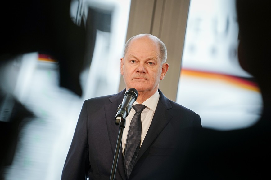 16.03.2024, Brandenburg, Schönefeld: Bundeskanzler Olaf Scholz (SPD) gibt vor dem Abflug nach Jordanien ein Pressestatement. Der Bundeskanzler besucht neben Jordanien auch Israel. Foto: Kay Nietfeld/d ...