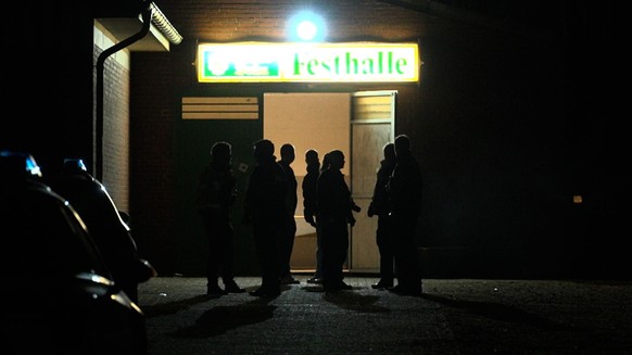 05.03.2023, Niedersachsen, Bramsche: Polizei steht vor der Festhalle des Schützenhauses. In Bramsche bei Osnabrück hat es in der Nacht zum Sonntag eine Gewalttat gegeben. «Es gab ein Tötungsdelikt», s ...