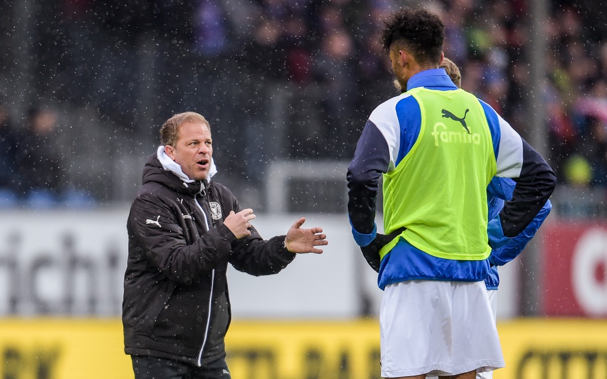 Coach Anfang an der Seitenlinie.