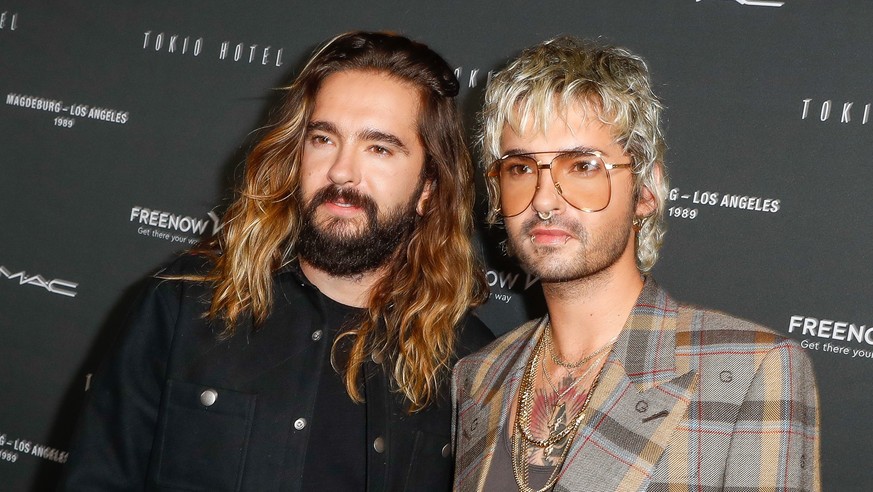 ARCHIV - 22.10.2021, Berlin: Tom Kaulitz (l) und sein Bruder Bill Kaulitz kommen zu einem Event von Tokio Hotel. (zu dpa &quot;Tokio Hotel verschiebt Tour auf 2023&quot;) Foto: Gerald Matzka/dpa +++ d ...